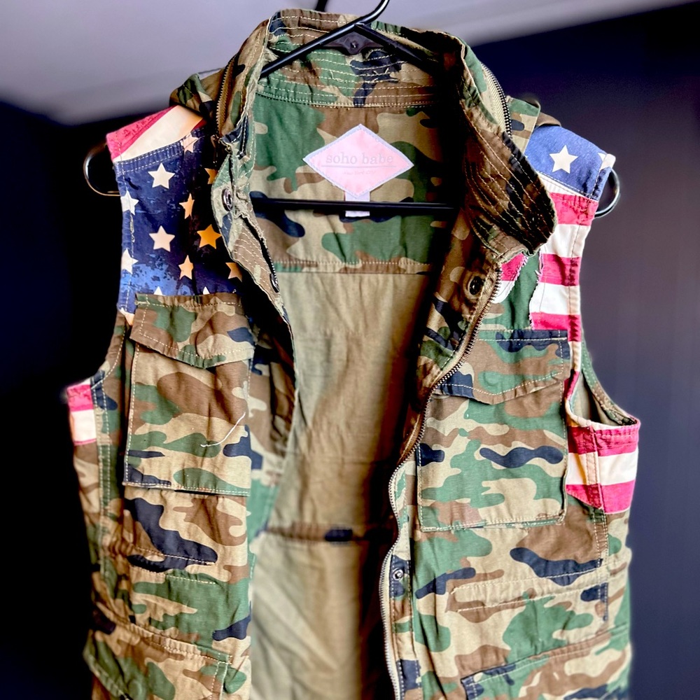 Soho Babe Women’s Camo/American Flag Vest with hood. Large